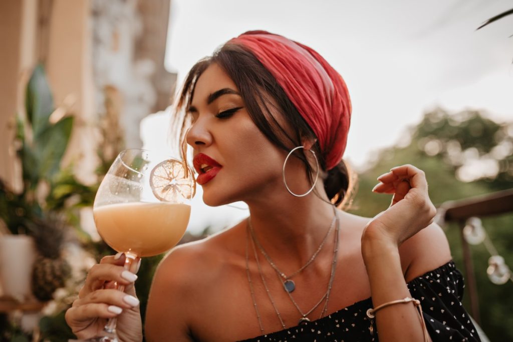 Quis ligula lacinia aliquet mauris ipsum Attractive Brunette Haired Girl With Pink Headband Round Silver Earrings Bright Bandana Black Shirt Drinking Cocktail 1 1024x683